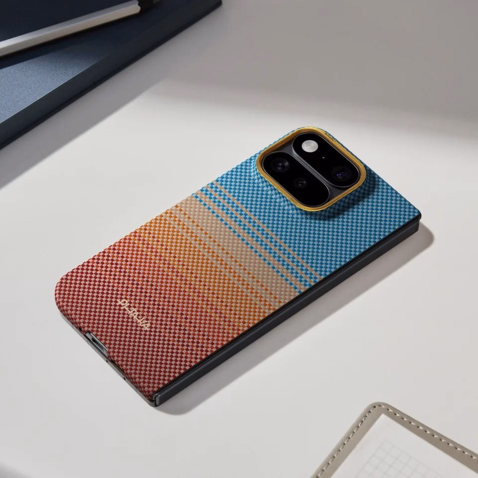 Google Pixel 11 Pro Fold у чохлі Pitaka Edge Ultra-Slim на столі California Dream-01