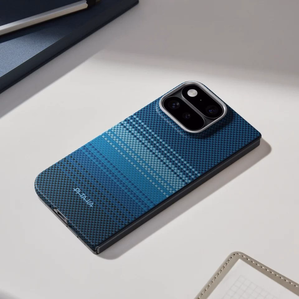Google Pixel 11 Pro Fold у чохлі Pitaka Edge Ultra-Slim на столі Moonrise