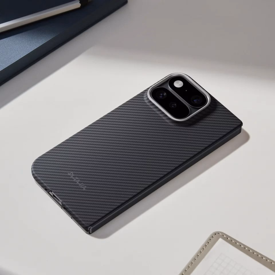 Google Pixel 11 Pro Fold в чехле Pitaka Edge Ultra-Slim на столе Twill Black/Grey