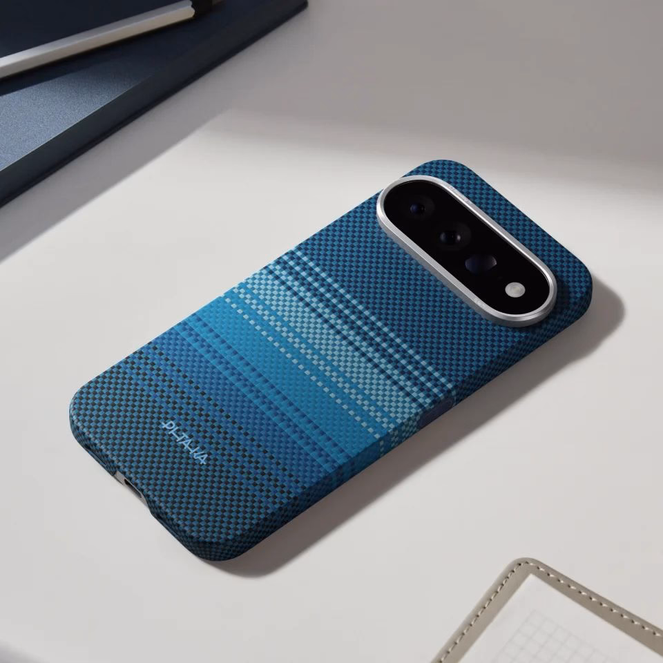 Google Pixel 11 Pro XL в чехле Pitaka Edge Ultra-Slim на столе Moonrise