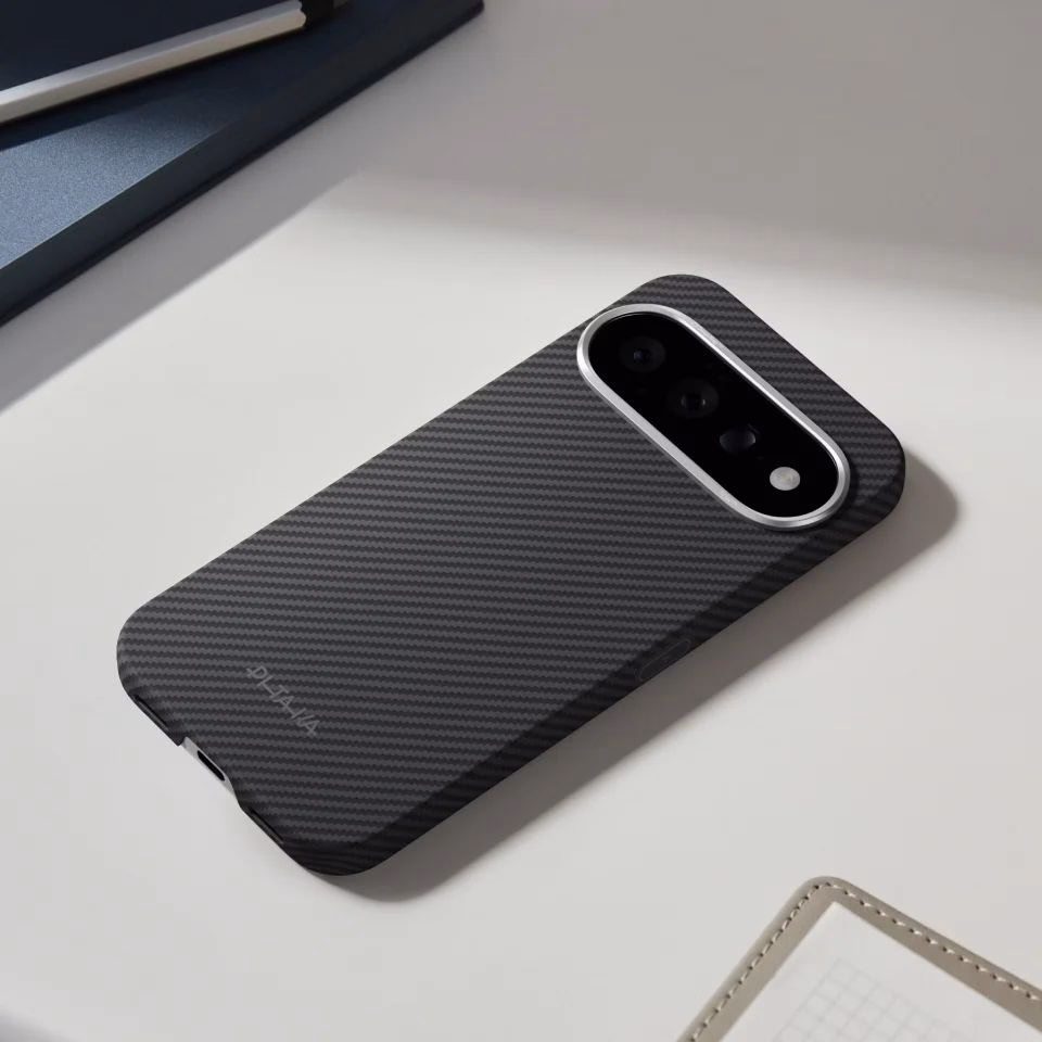 Google Pixel 11 Pro у чохлі Pitaka Edge Ultra-Slim на столі Twill Black/Grey