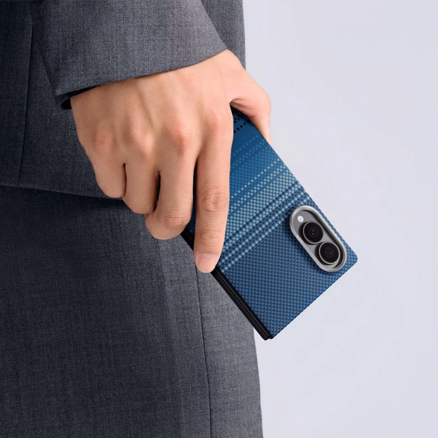Мужчина держит Samsung Galaxy Z Fold 8 в чехле Pitaka Moonrise