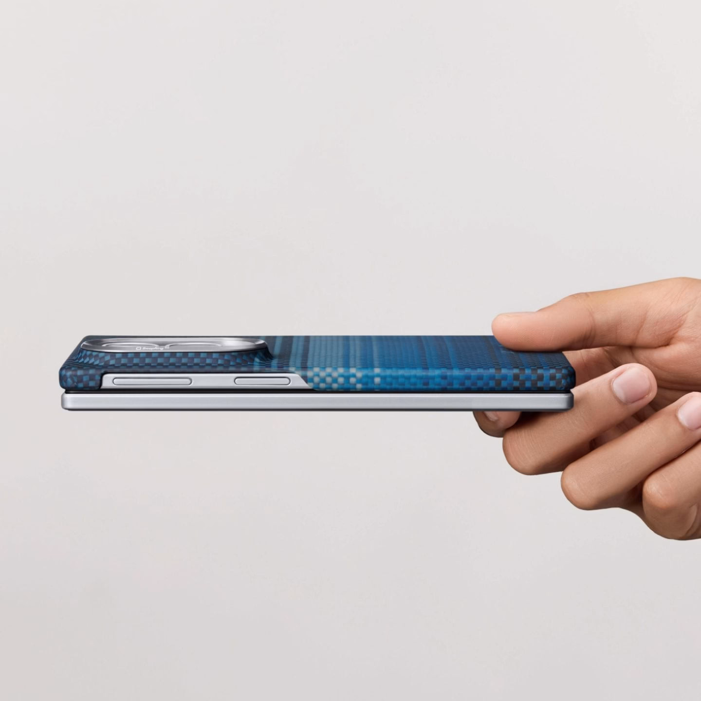 Толщина чехла Pitaka Edge Ultra-Slim Moonrise для Z Fold 8 сбоку