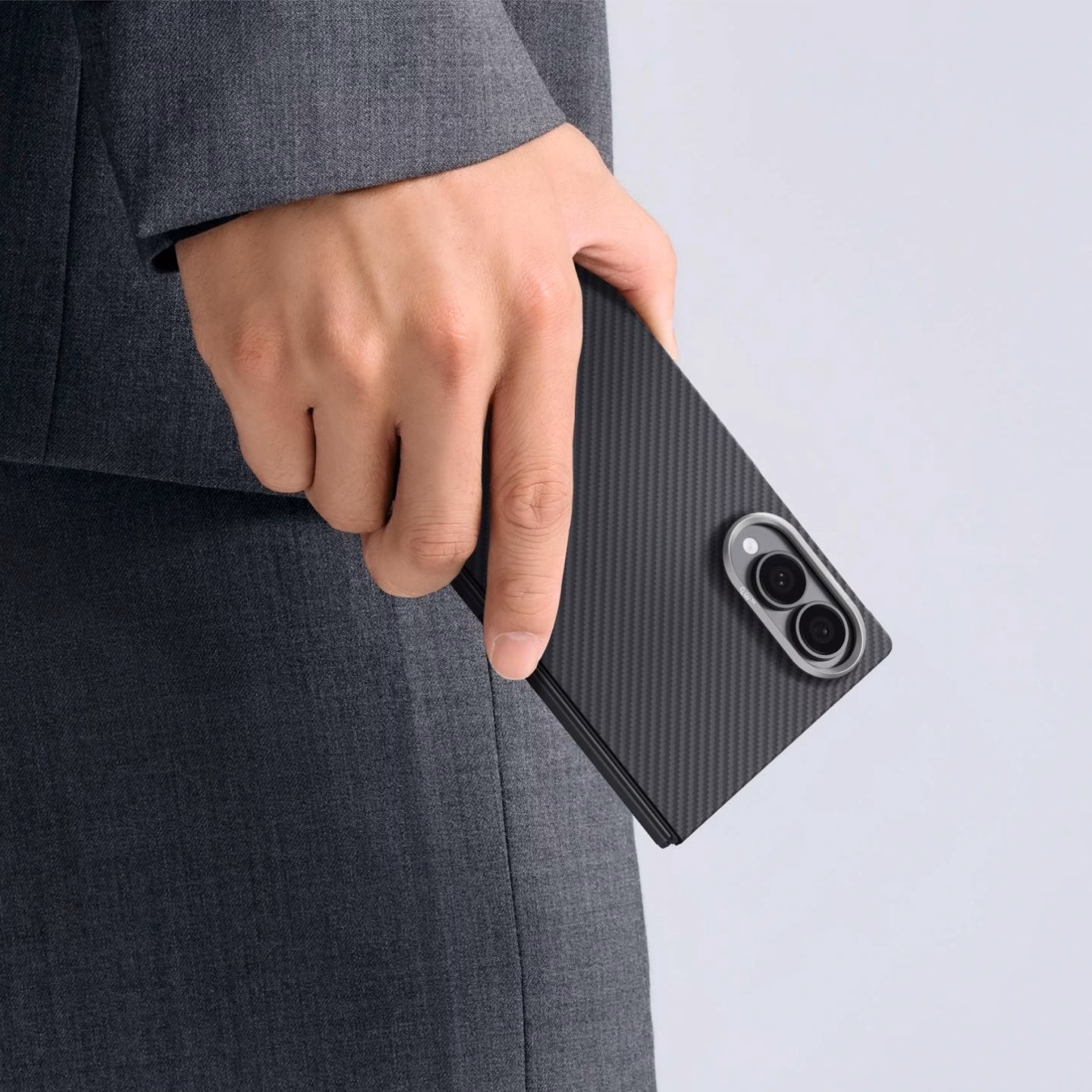 Мужчина держит Samsung Galaxy Z Fold 8 в чехле Pitaka Twill Black/Grey