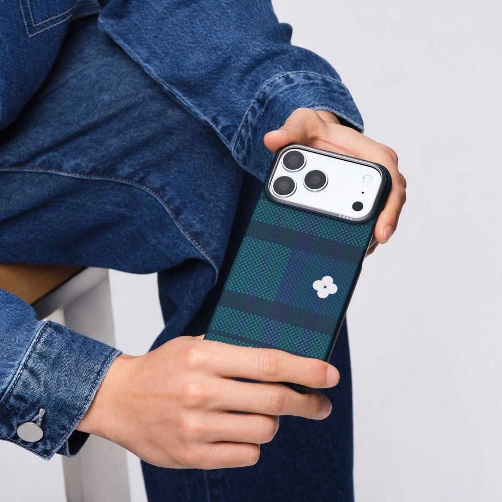 Мужчина сидит и держит iPhone 17 Pro в чехле Pitaka Flora