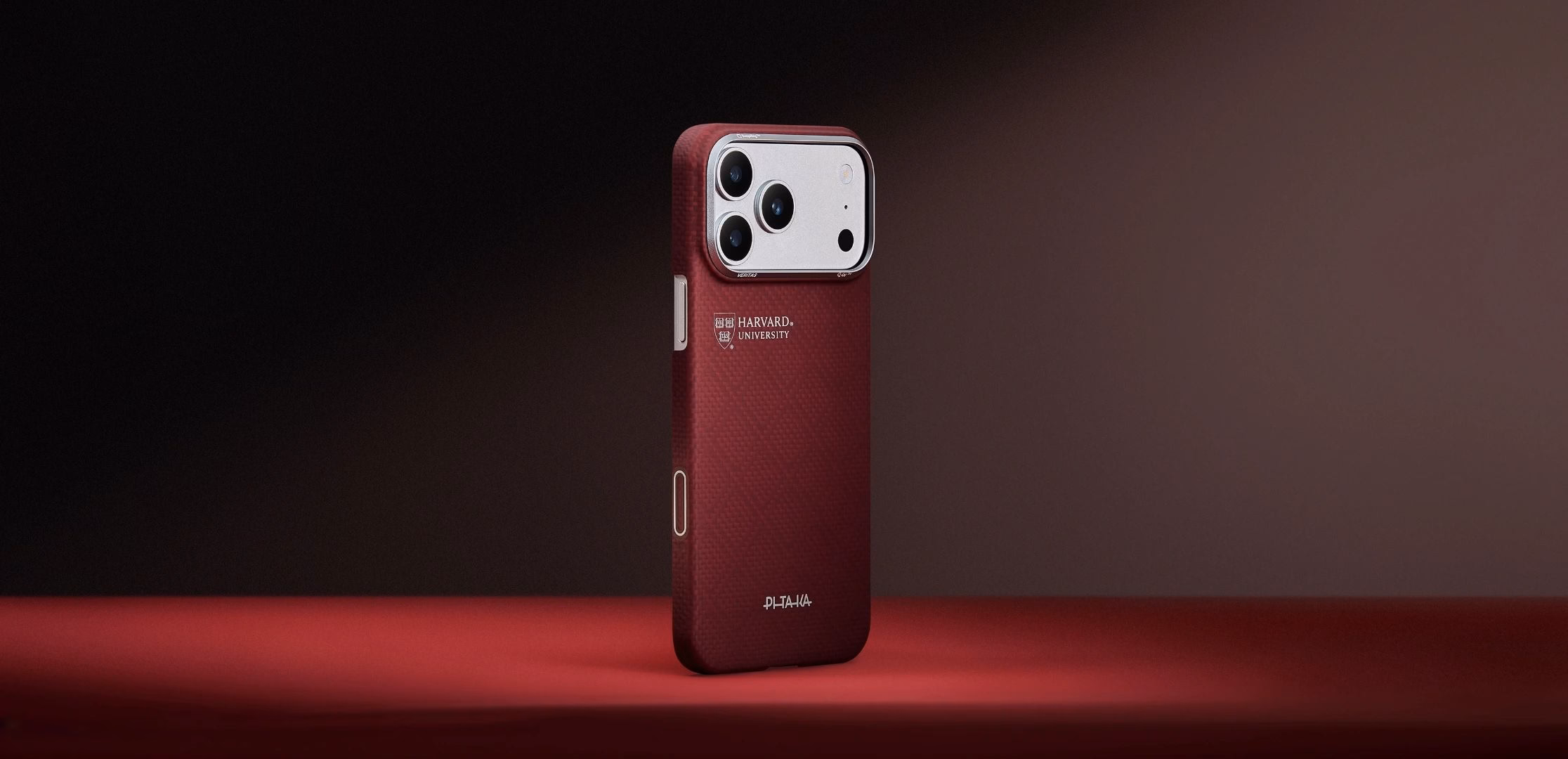 Чехол Pitaka Harvard Crimson на iPhone 17 Pro на бордовом фоне