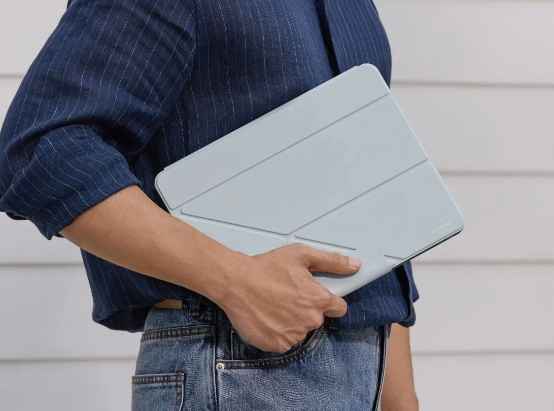 Мужчина держит iPad Pro в голубом чехле Pitaka MagEZ Case Folio 3 Light Blue