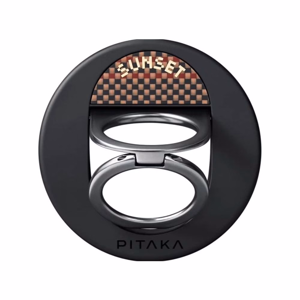 Магнитный держатель-кольцо Pitaka Sunset MagSafe с фирменной арамидной вставкой и металлической подставкой на белом фоне