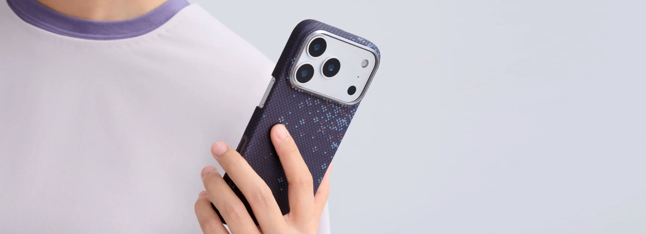 Лимитированный чехол Pitaka Sakura Hours Twilight Violet для iPhone 17 Pro в руке