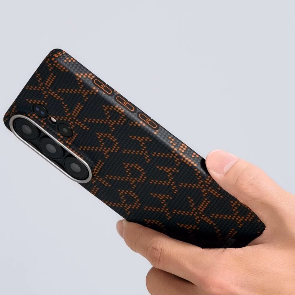 Чехол Pitaka Samsung S26 Ultra в руке