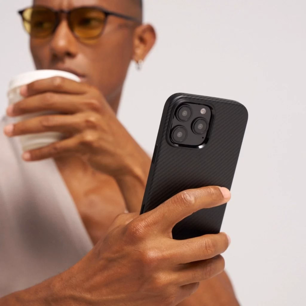 Мужчина держит iPhone 16 Pro в чехле Pitaka Summa
