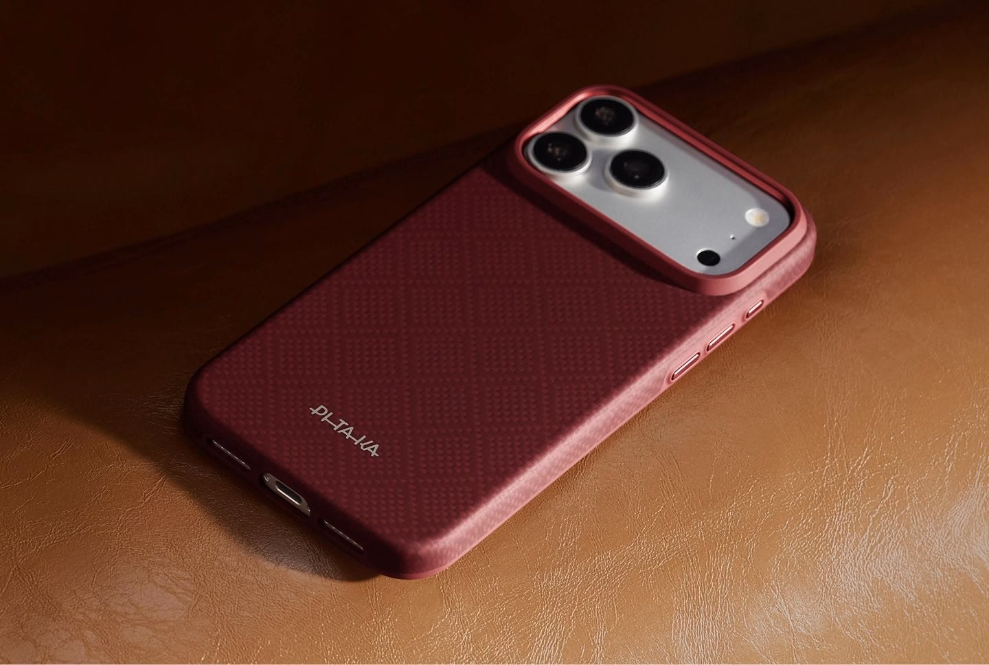 Чехол Pitaka Summa Supreme Craft Argyle Burgundy для iPhone 18 Pro Max на диване