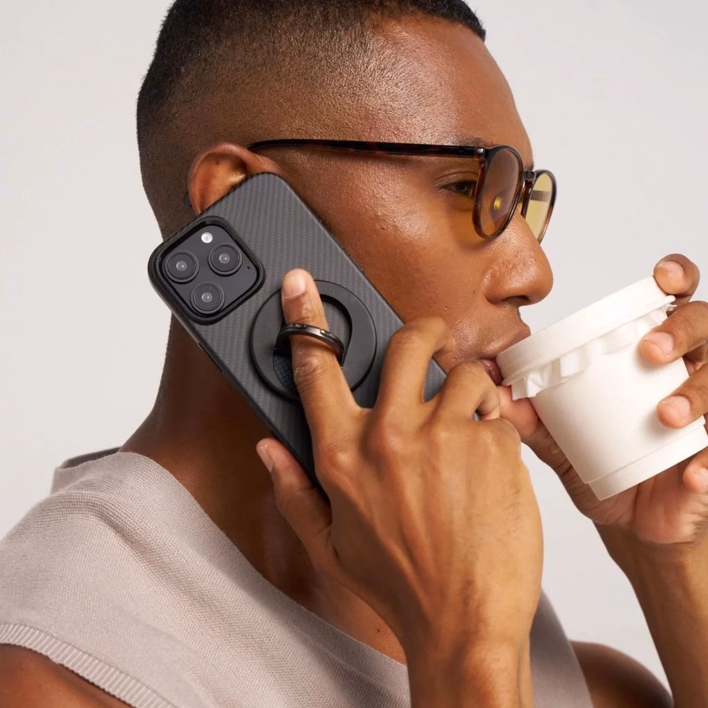 Мужчина держит iPhone 16 Pro в чехле Pitaka Summa