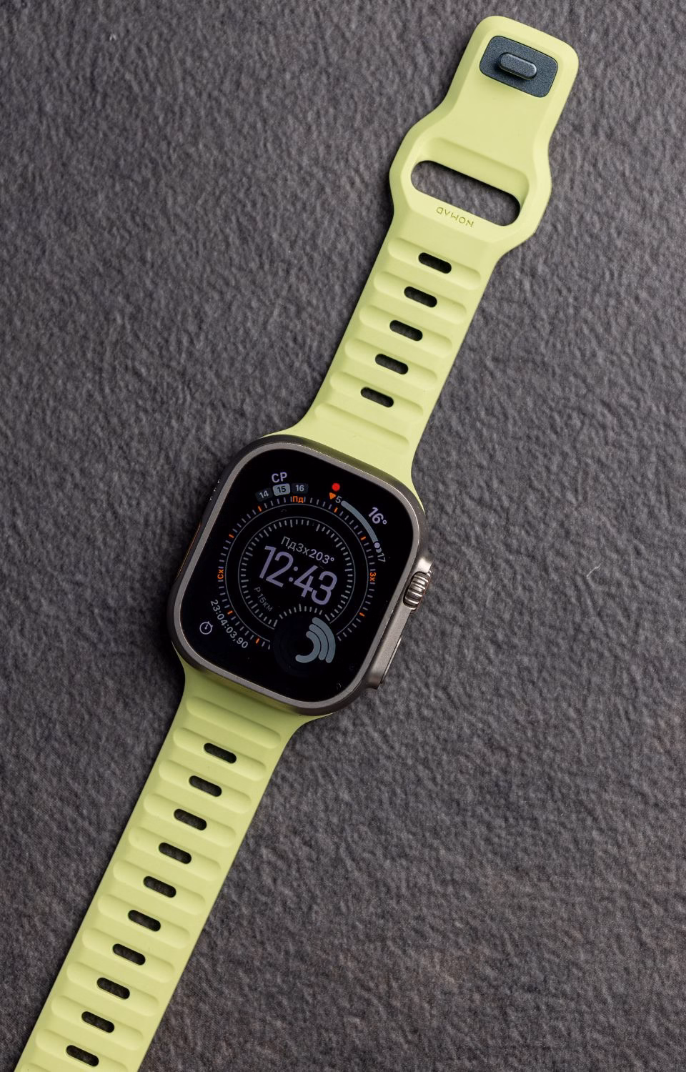 Светлый спортивный ремешок Nomad Sport Band Glow 2.0 для Apple Watch Ultra 2, материал FKM фторэластомер, цвет слоновой кости при обычном освещении