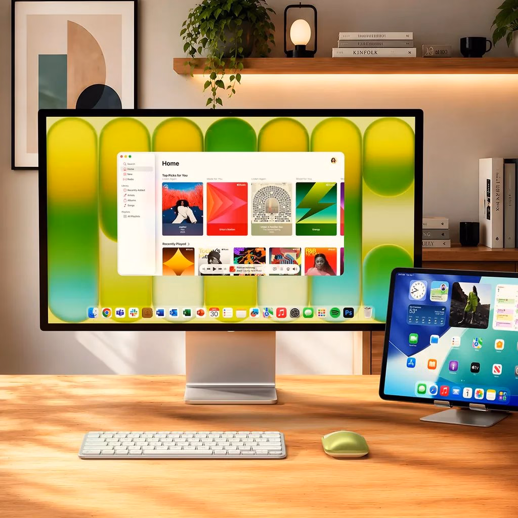 Багатозадачність: миша Satechi Slim EX Citrus на столі з двома екранами