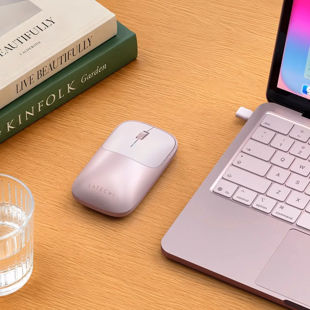 Плоска бездротова миша Satechi Slim EX Blush поруч з MacBook