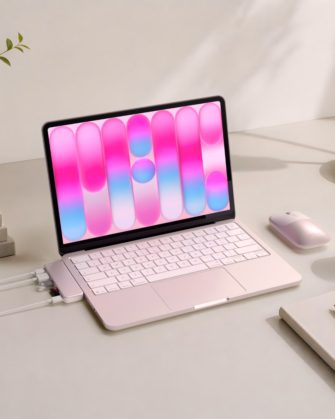 Полный рабочий сетап: розовый MacBook, хаб Satechi Snap и мышка
