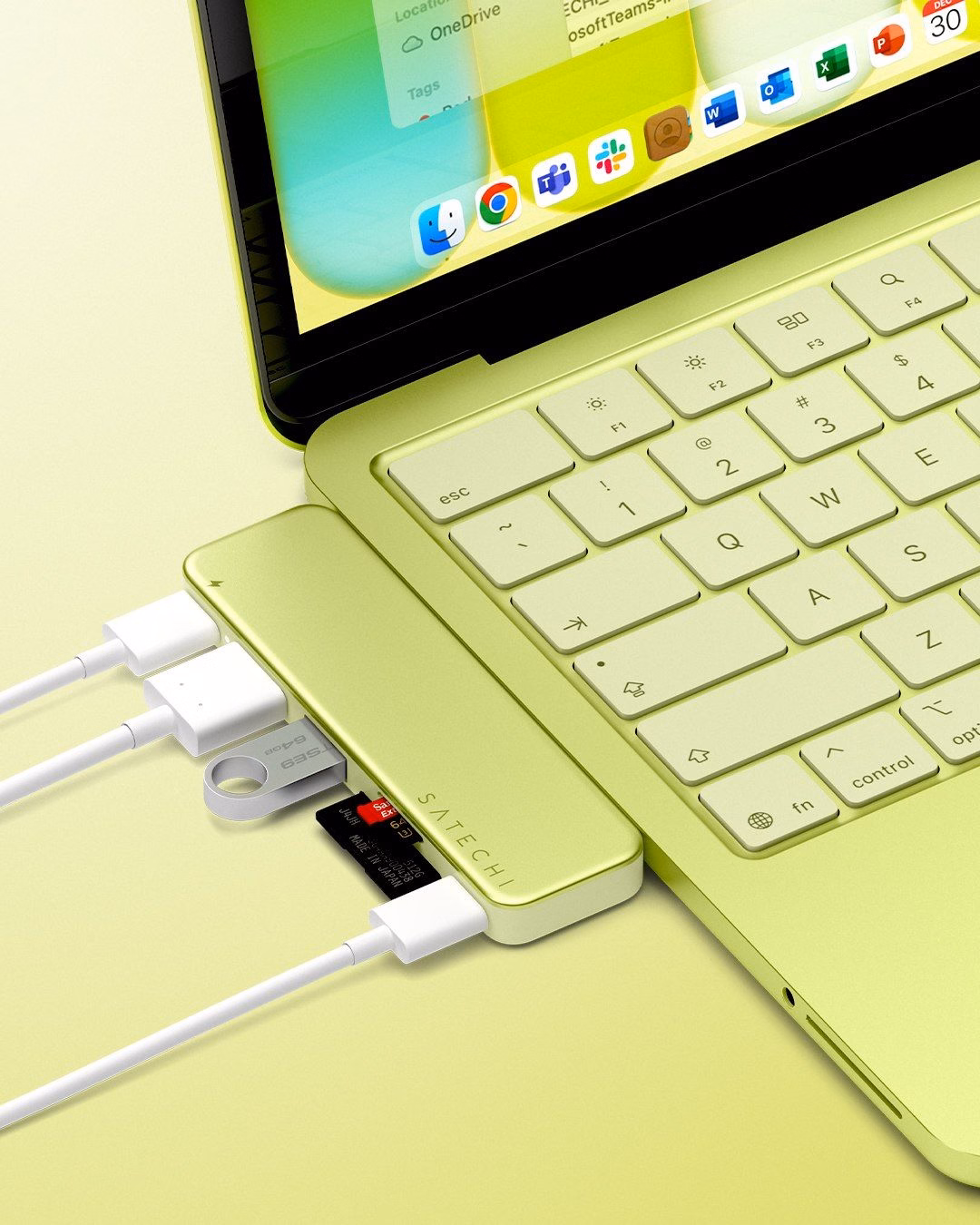 Хаб Satechi Snap Citrus підключений до MacBook з усіма зайнятими роз'ємами