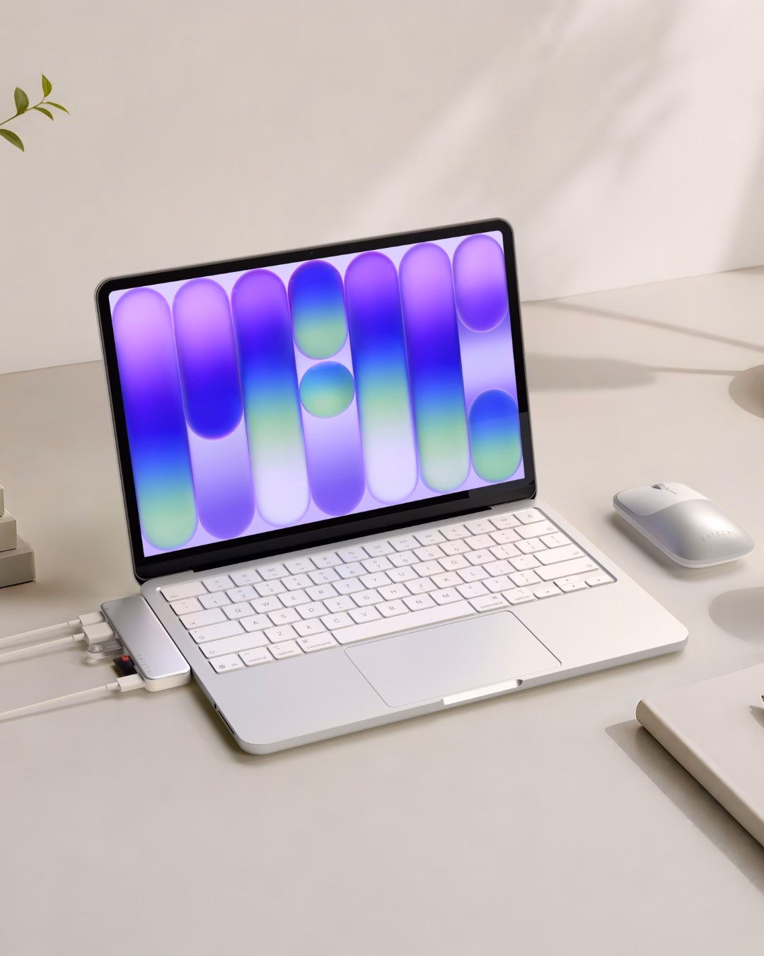 Анимация: Серебристый сетап Satechi Snap Hub Silver с мышкой и адаптером