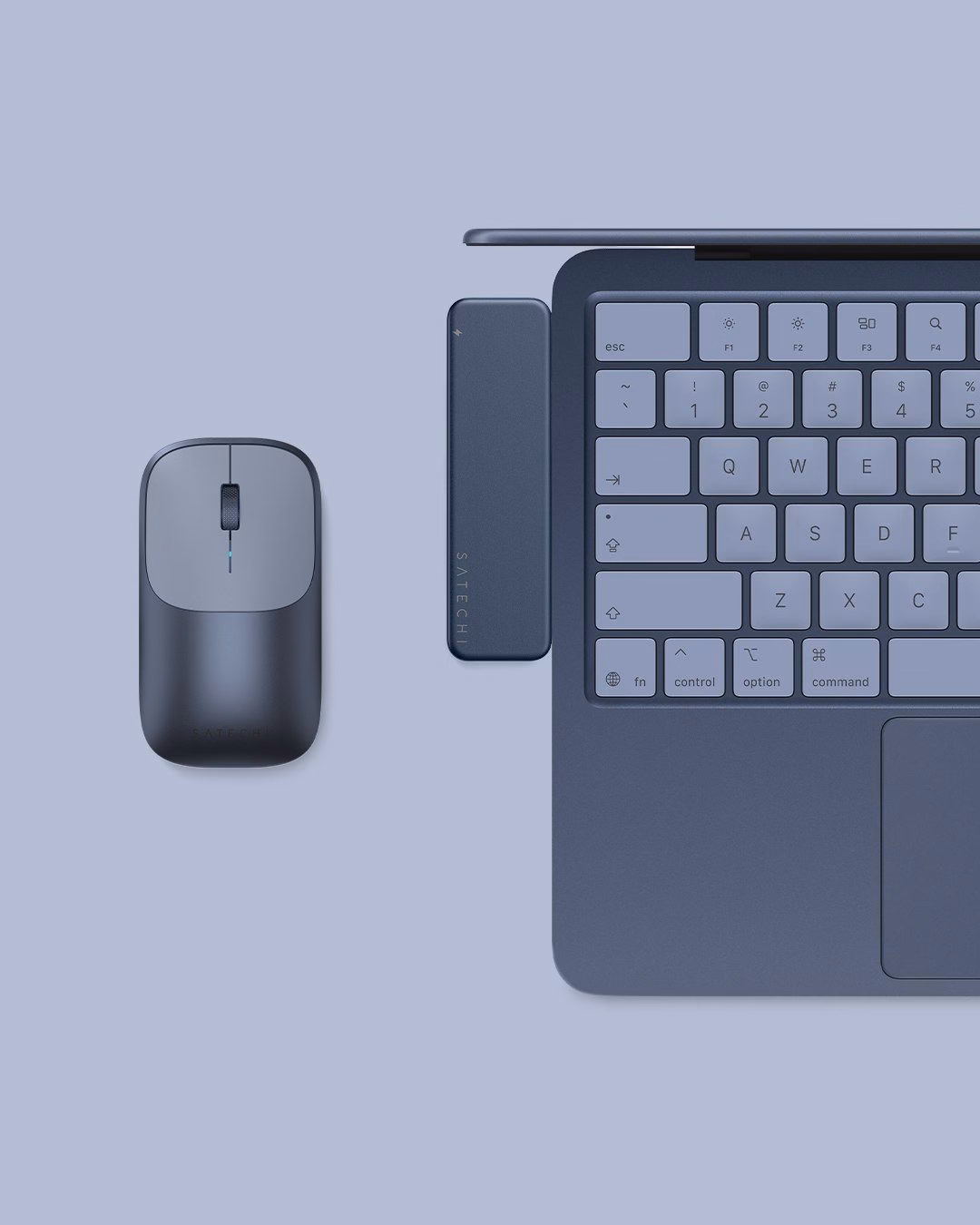 Повний робочий сетап: синій MacBook, хаб Satechi Snap Indigo та мишка
