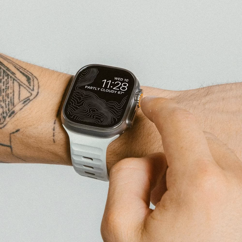 Apple Watch Ultra зі спортивним ремінцем Nomad Sport Band, акцент на зручності та взаємодії з екраном годинника