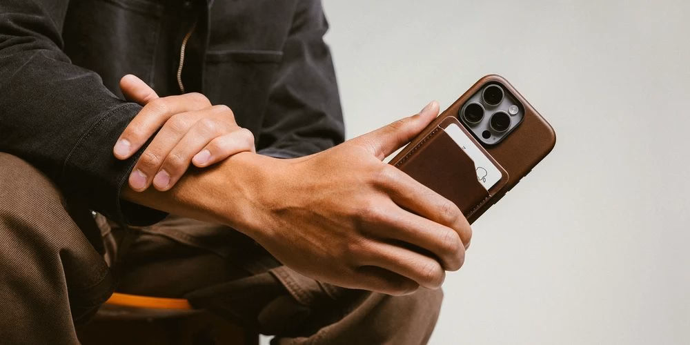 Кошелек Nomad Leather Mag Wallet Camino Brown на смартфоне в руке