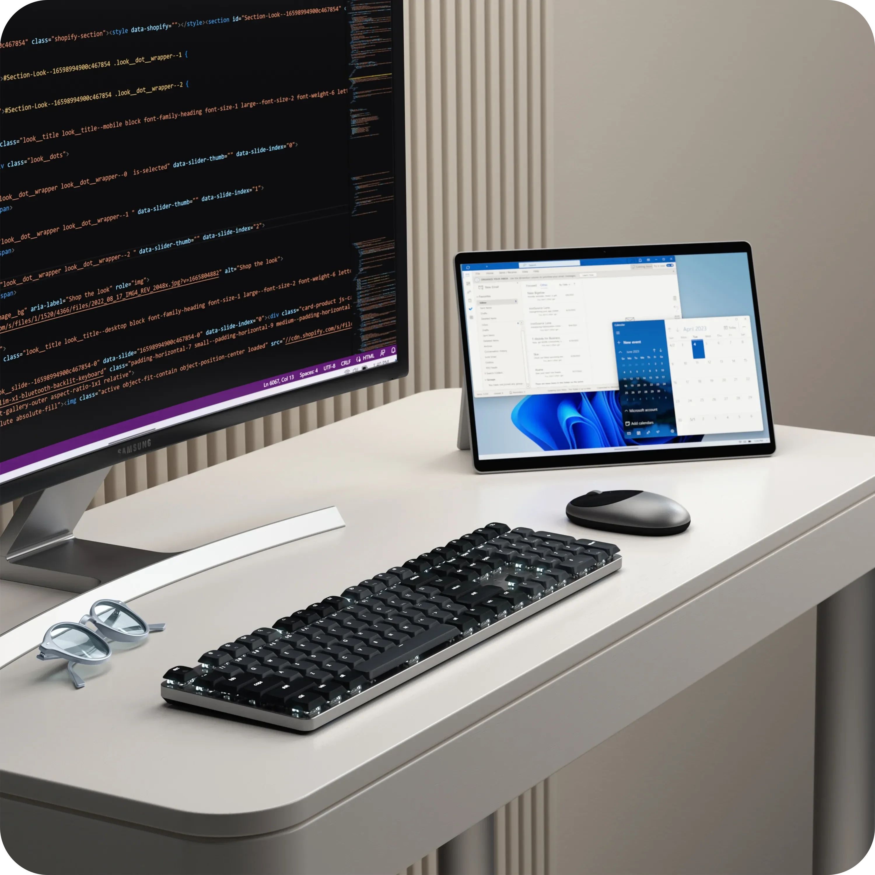 Механічна клавіатура Satechi SM3 Slim у чорному кольорі на робочому столі програміста поруч із монітором та планшетом.