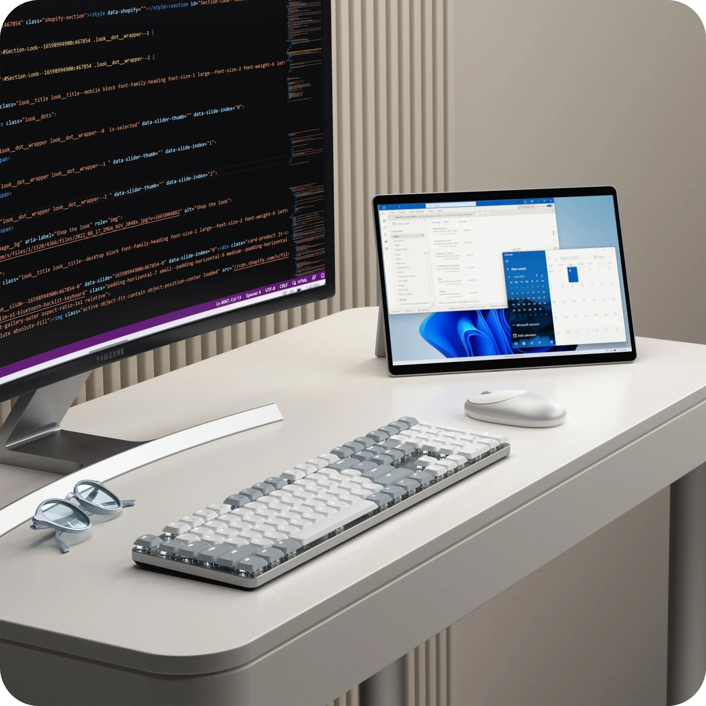 Низькопрофільна клавіатура Satechi SM3 Slim у світло-сірому виконанні на фоні сучасного мінімалістичного робочого місця.