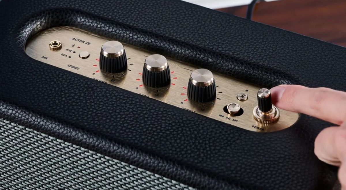 Латунные ручки управления Marshall крупным планом