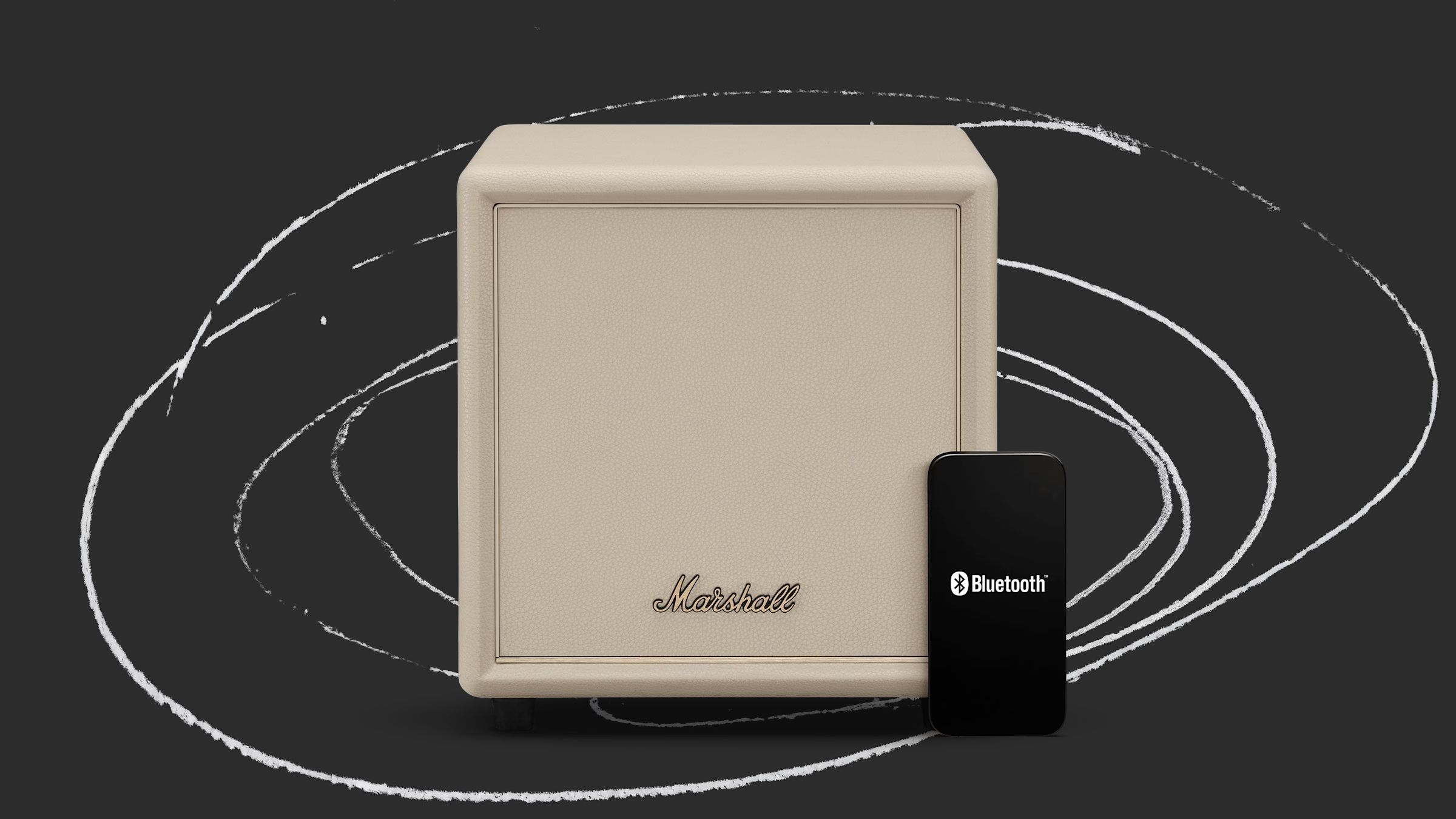 Кремовий сабвуфер Marshall Heston поруч зі смартфоном з логотипом Bluetooth на фоні стилізованих білих кіл, що демонструє бездротове підключення