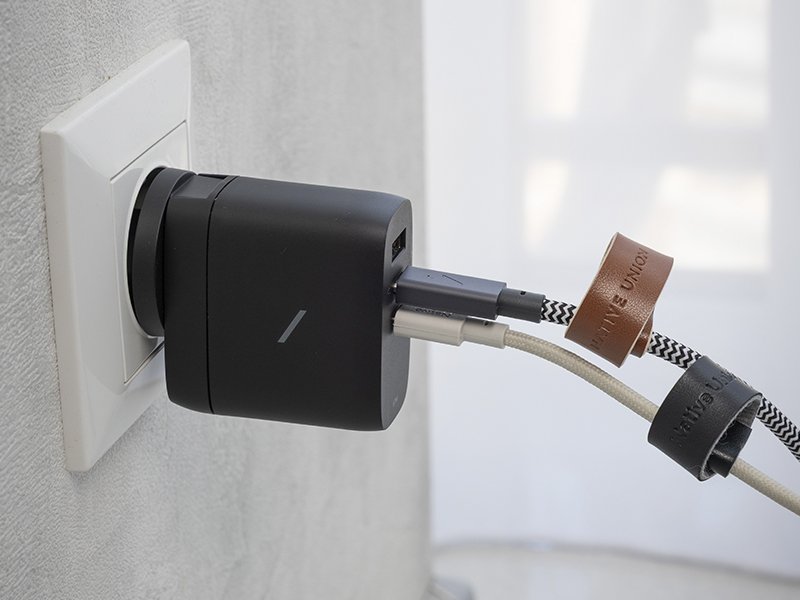 Компактная черная GaN-зарядка Native Union 67W