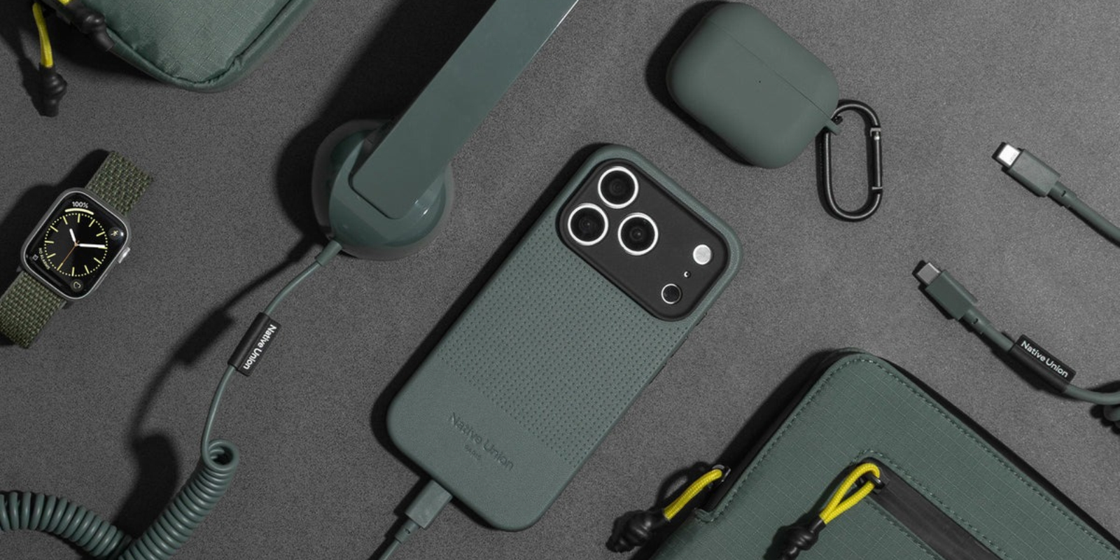 Монохромна екосистема аксесуарів Native Union у кольорі Slate Green: чохол, ремінець Apple Watch, футляр AirPods та кабель