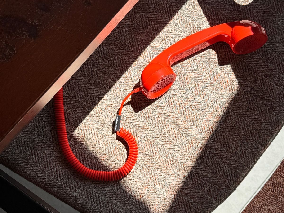 Ретро-гарнітура Native Union POP Phone з роз'ємом USB-C у яскравому червоному кольорі Alarm Red