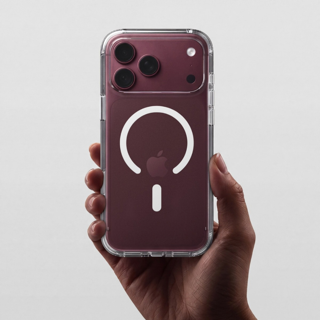 Прозорий чохол Native Union (Re)Clear на iPhone 18 Pro у руці