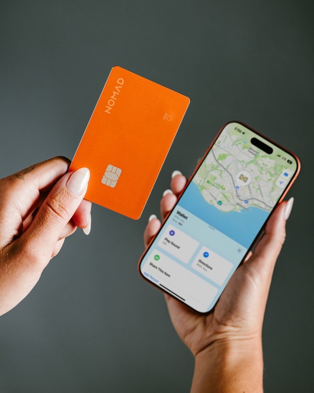 Використання помаранчевої картки Nomad Tracking Card Pro з додатком Find My на iPhone.