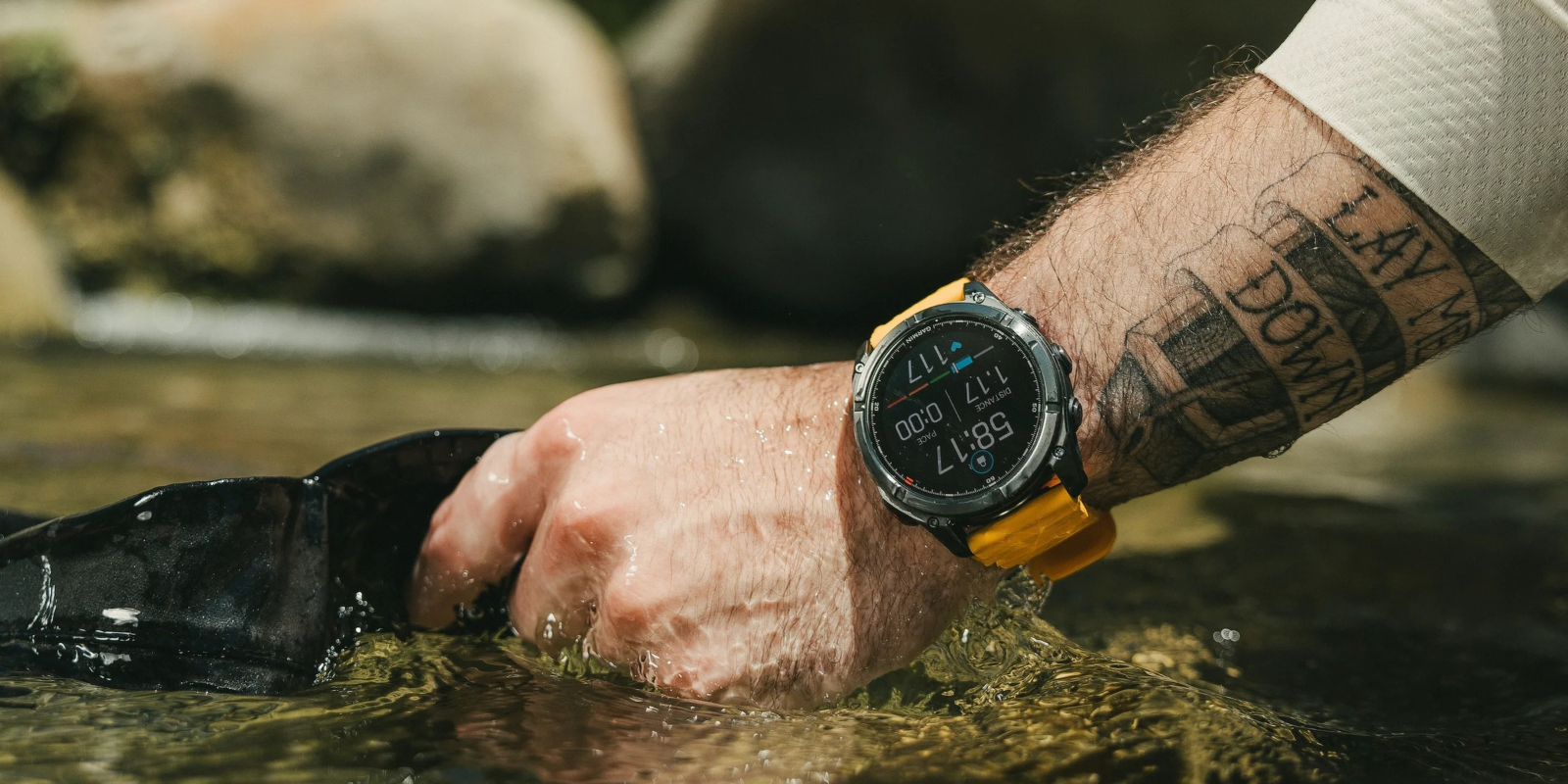 Ремінець Nomad для Garmin на руці у воді &mdash; водонепроникний ремінець з FKM