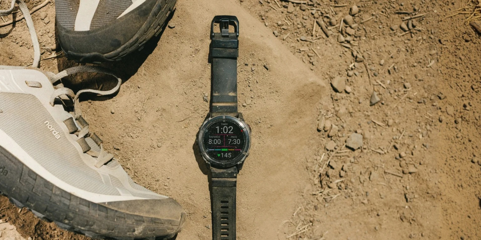 Чорний ремінець Nomad Rocky Point Band 26 мм на годиннику Garmin Fenix на ґрунті