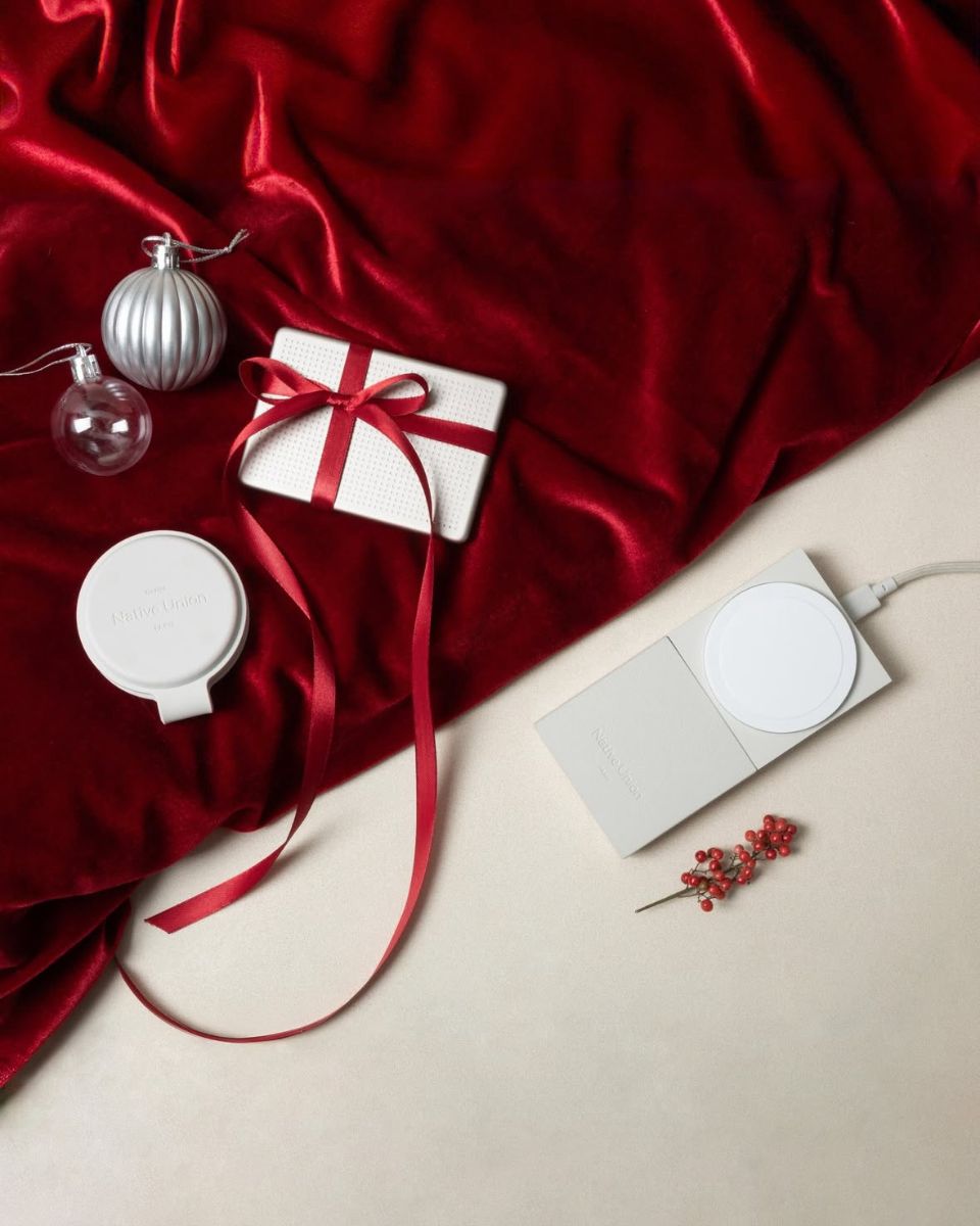 Дівчина з подарунком