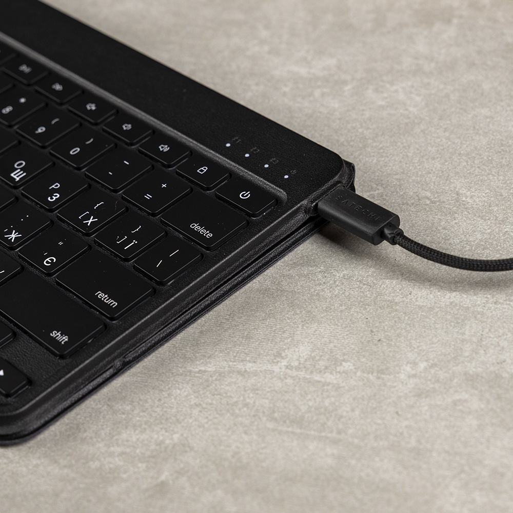Бездротова клавіатура Satechi OntheGo на зарядці через USB-C