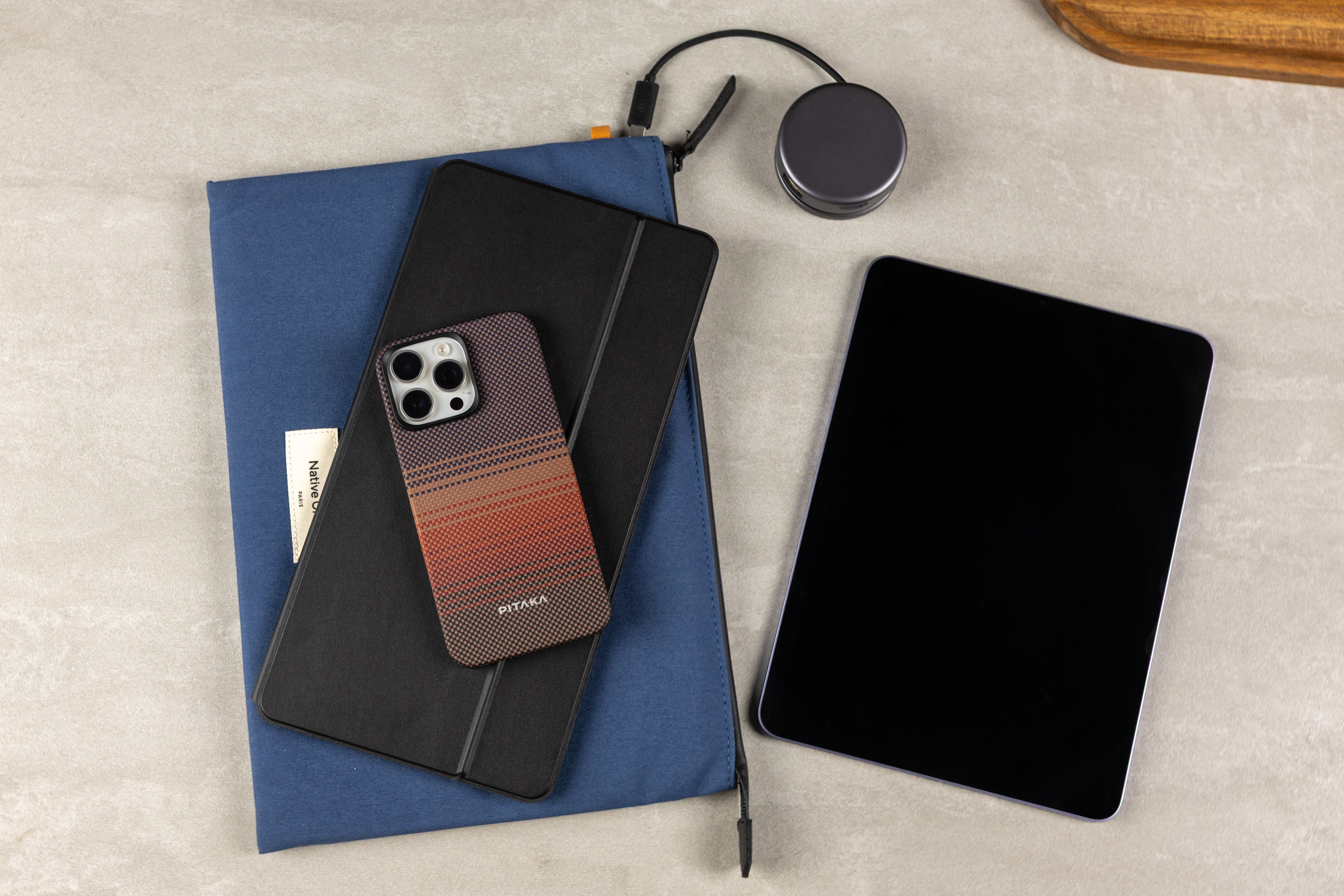 Лайфстайл: складена клавіатура Satechi OntheGo зі смартфоном та планшетом