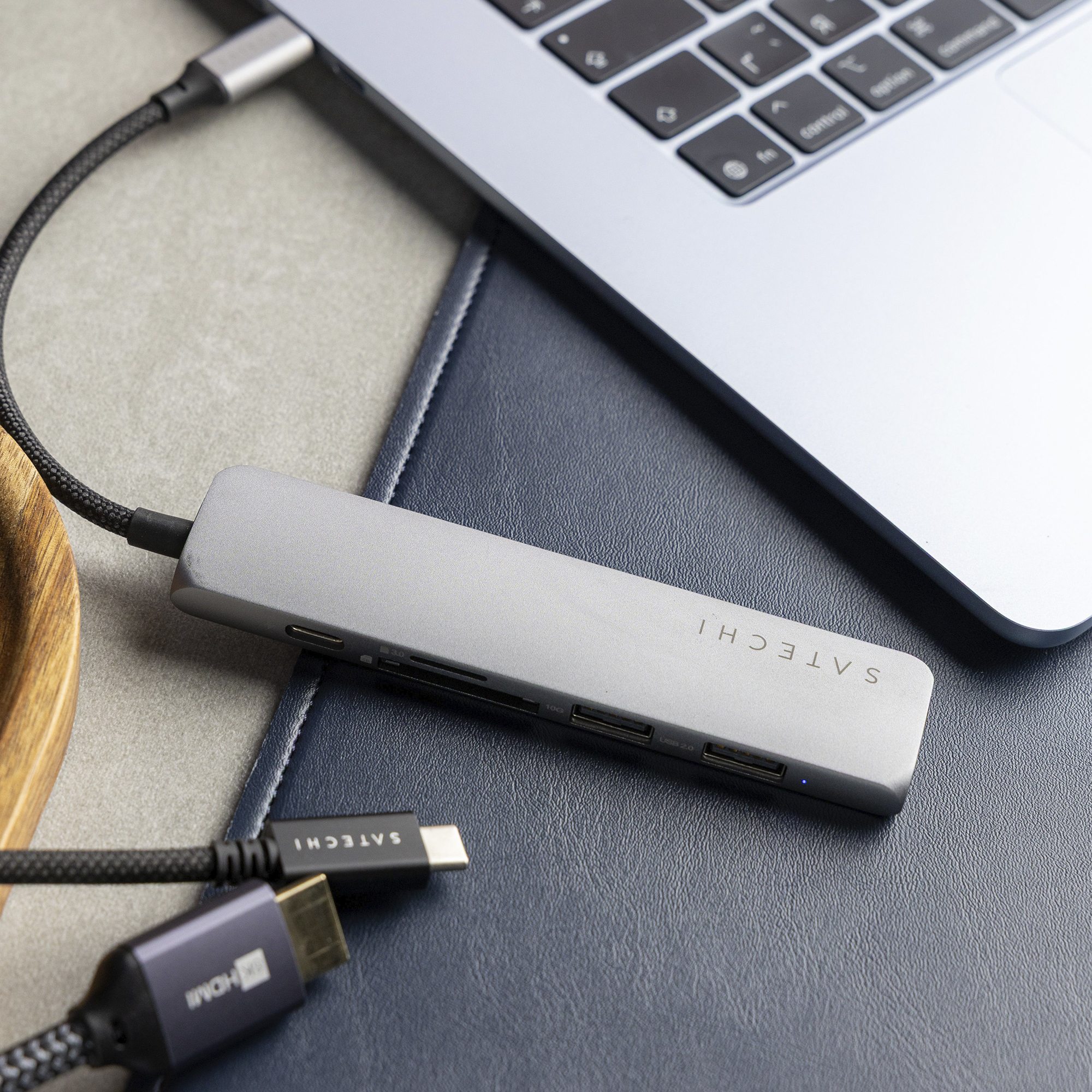 Satechi 6-in-1 слоты карт