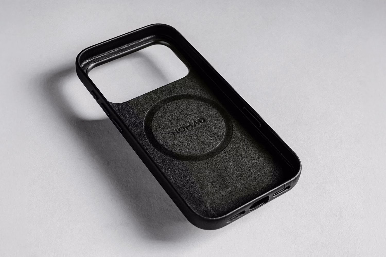 Шкіряний чохол Nomad Traditional Black для iPhone 17 Pro - 3