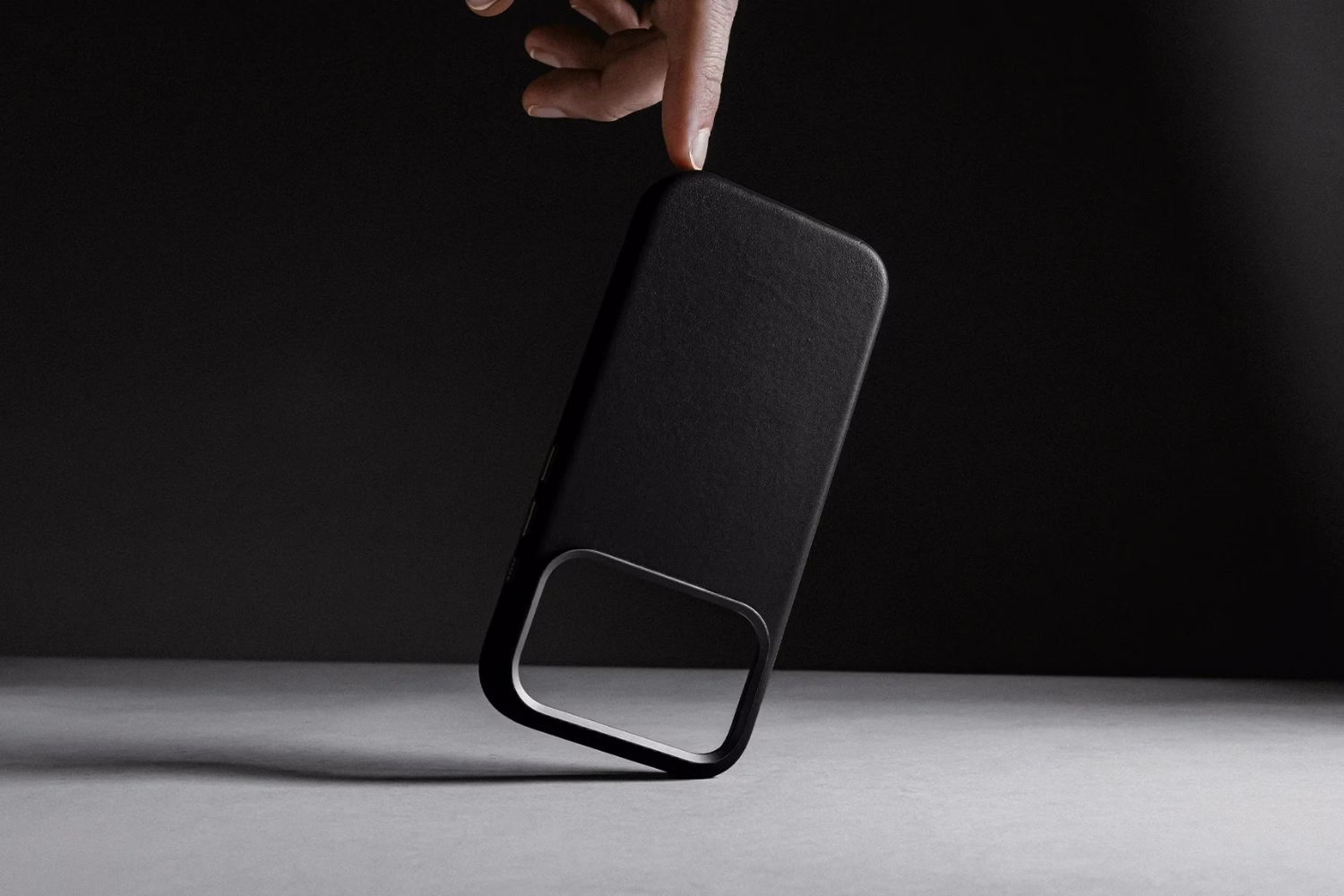 Шкіряний чохол Nomad Traditional Black для iPhone 17 Pro Max - 4