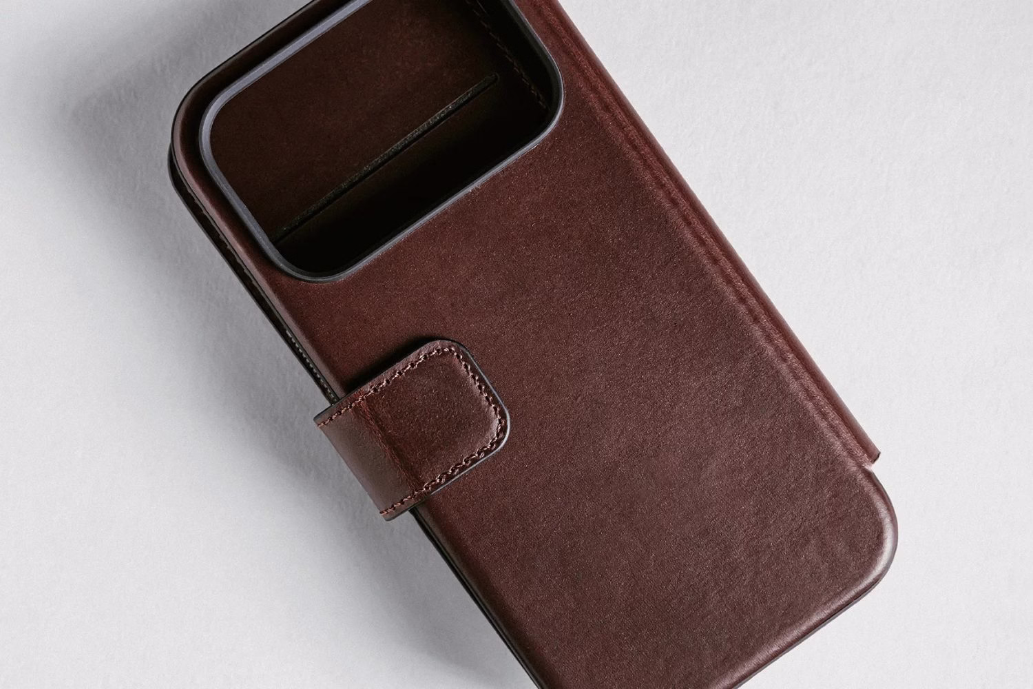 Шкіряний чохол-книжка Nomad Modern Folio Horween Rustic Brown для iPhone 17 Pro Max - 5