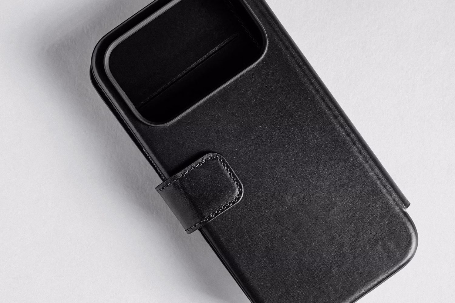 Шкіряний чохол-книжка Nomad Modern Folio Horween Black для iPhone 17 Pro Max - 4